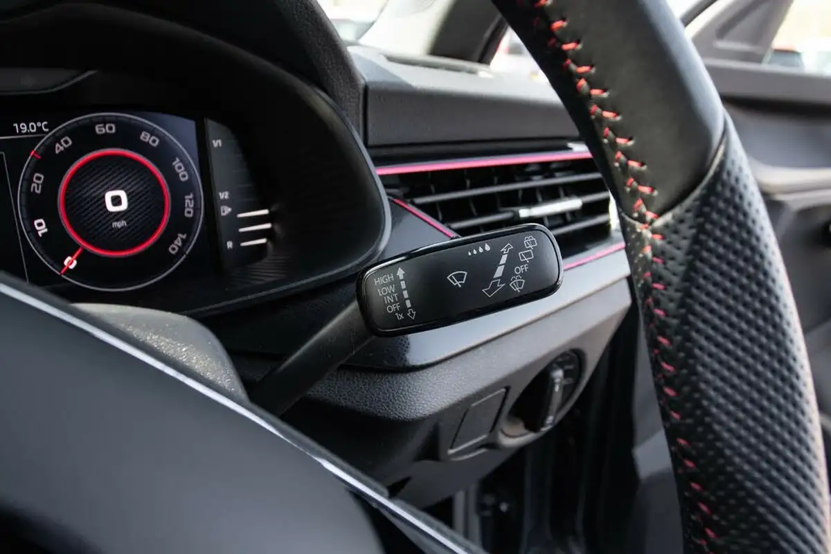 2021-skoda-kamiq-10-tsi-monte-carlo-109ps-big-17