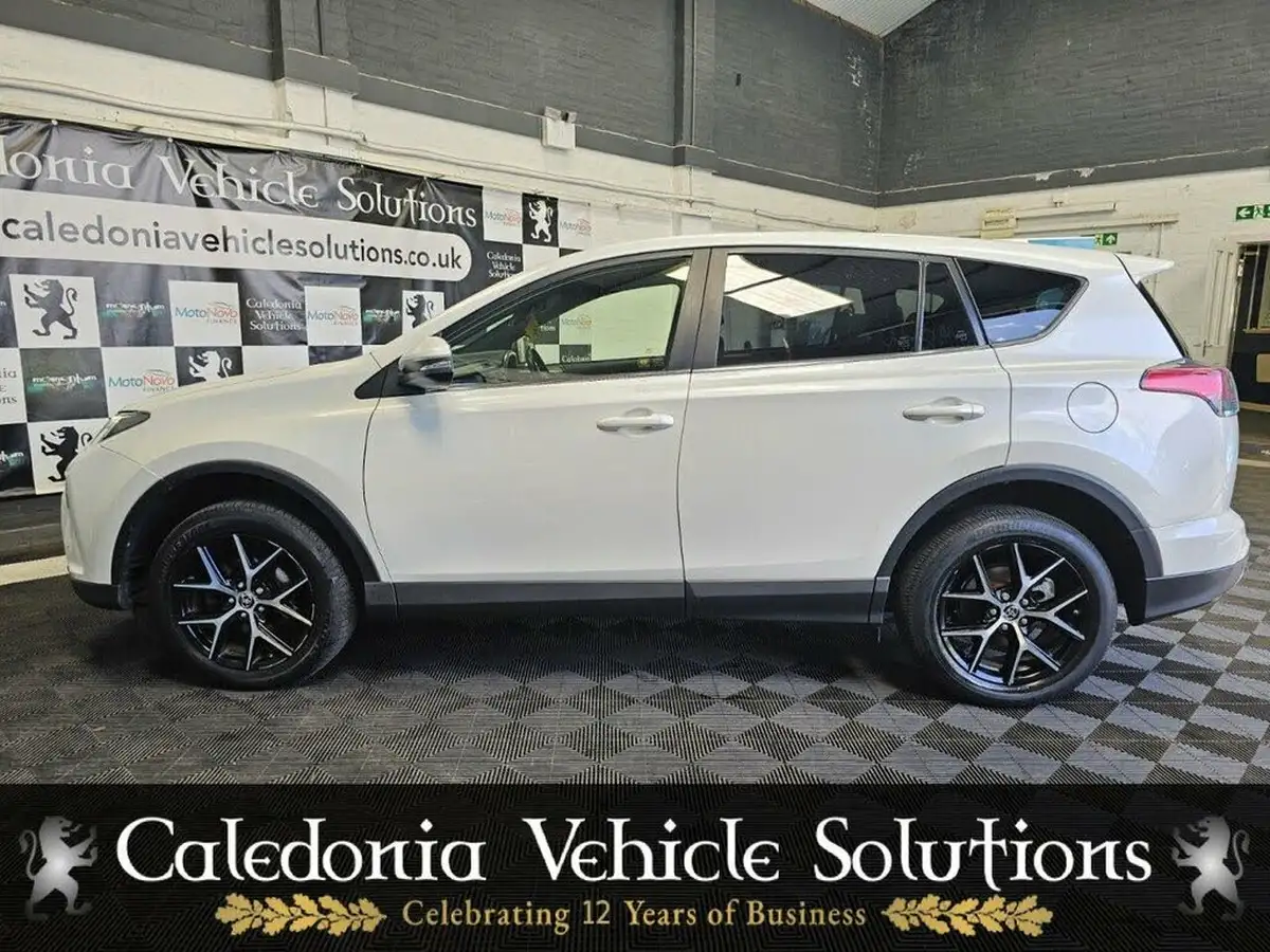 2018-toyota-rav4-20-design-awd-big-35