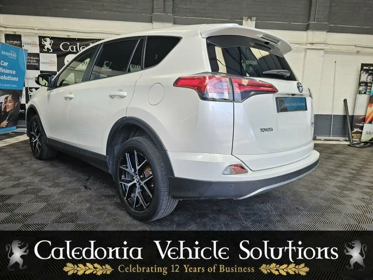 2018-toyota-rav4-20-design-awd-big-39