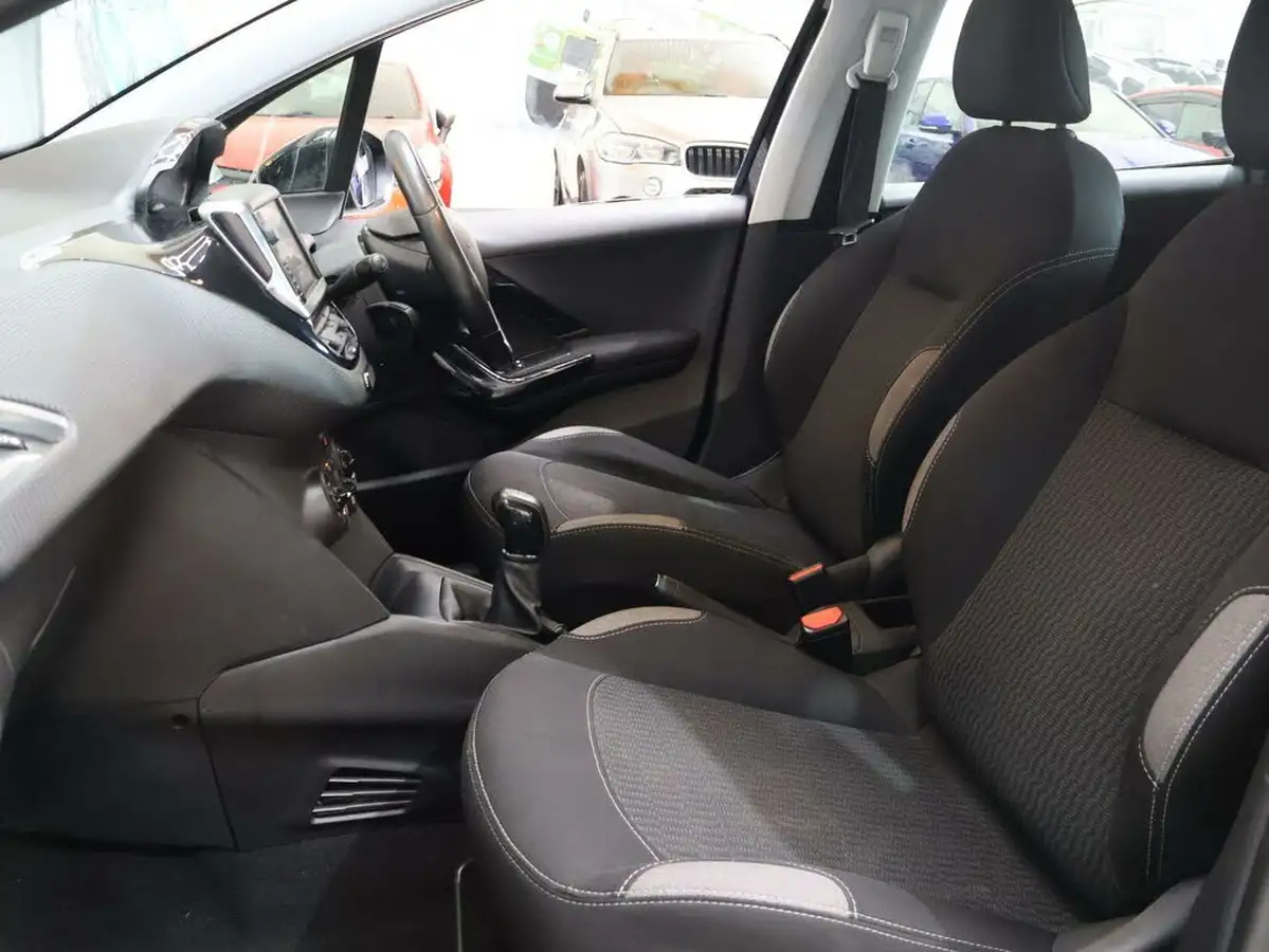 2016-peugeot-208-12-puretech-active-design-lime-5d-big-10