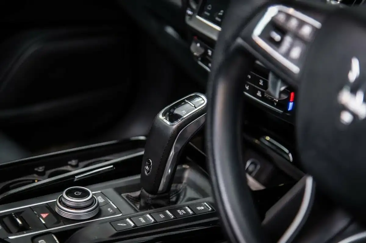 2021-maserati-levante-30-gransport-big-56