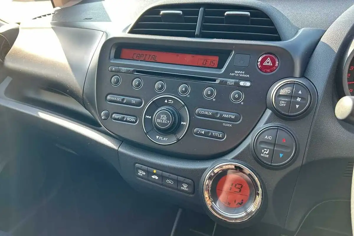 2014-honda-jazz-14-es-plus-cvt-big-14