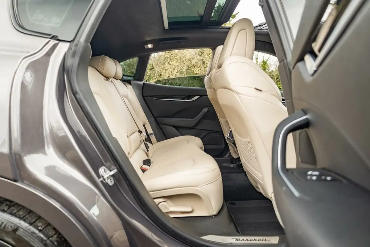 2021-maserati-levante-30-gransport-big-21