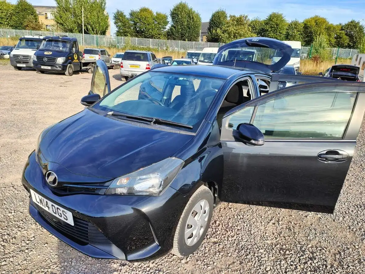 2014-toyota-yaris-big-22