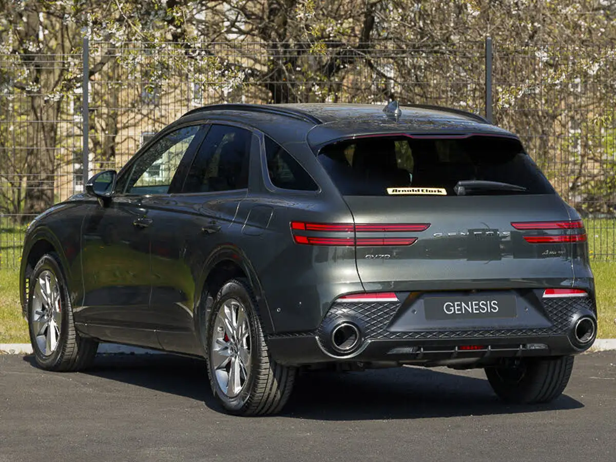 2025-genesis-gv70-big-1