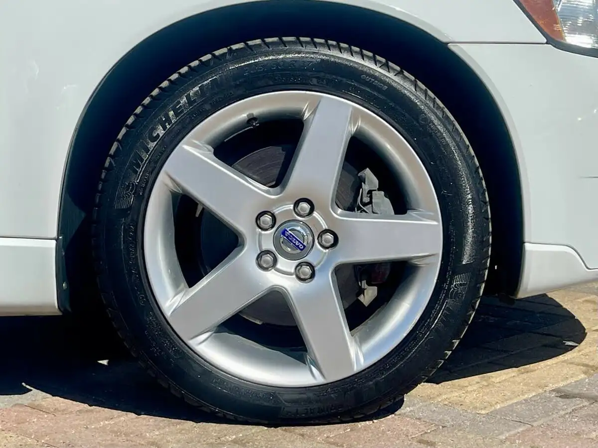 2011-volvo-v50-big-52