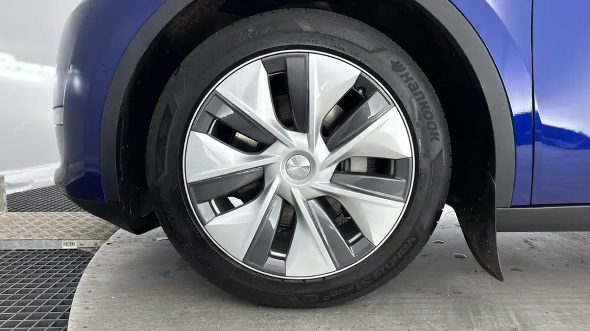 2022-tesla-model-y-e-long-range-big-24
