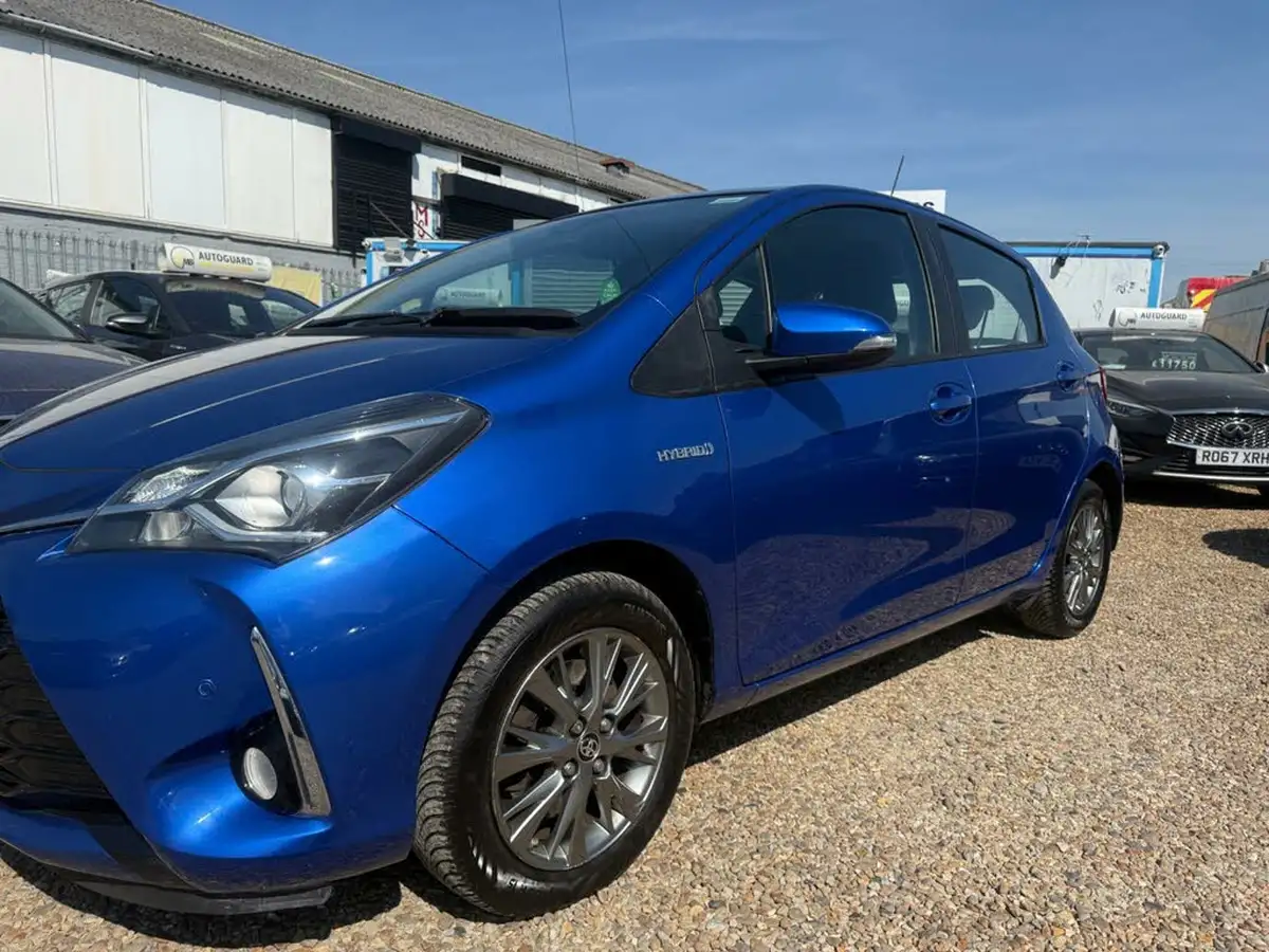 2017-toyota-yaris-15-vvt-i-icon-navi-hybrid-big-3