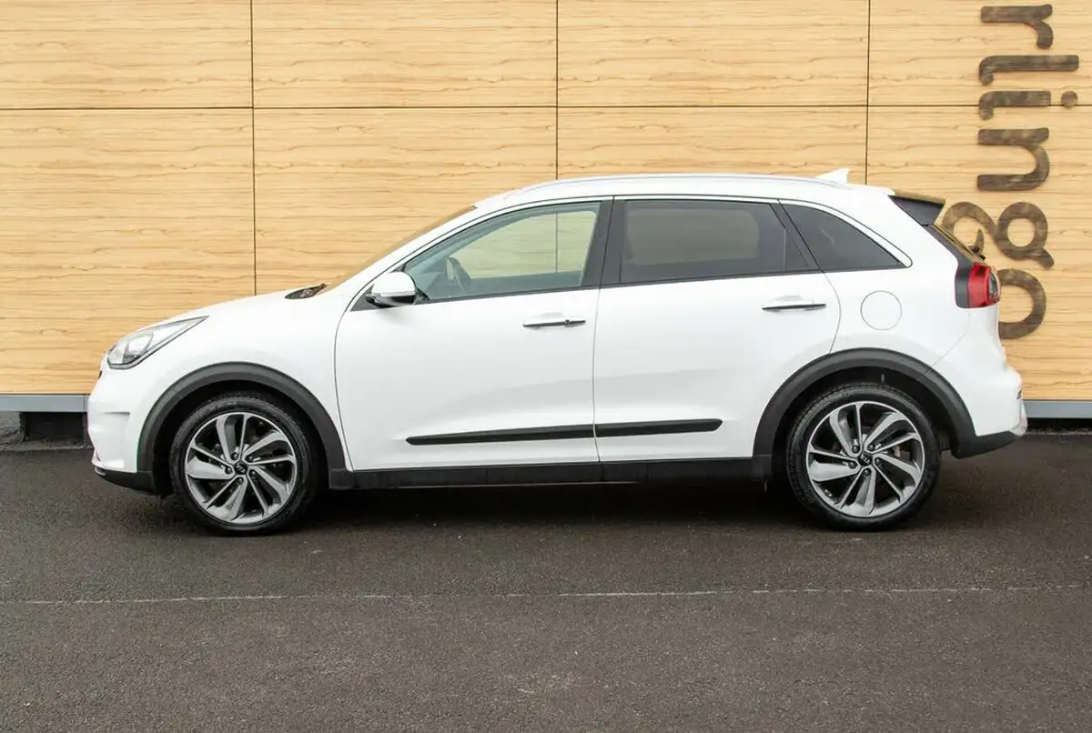 2017-kia-niro-16-gdi-first-edition-big-12