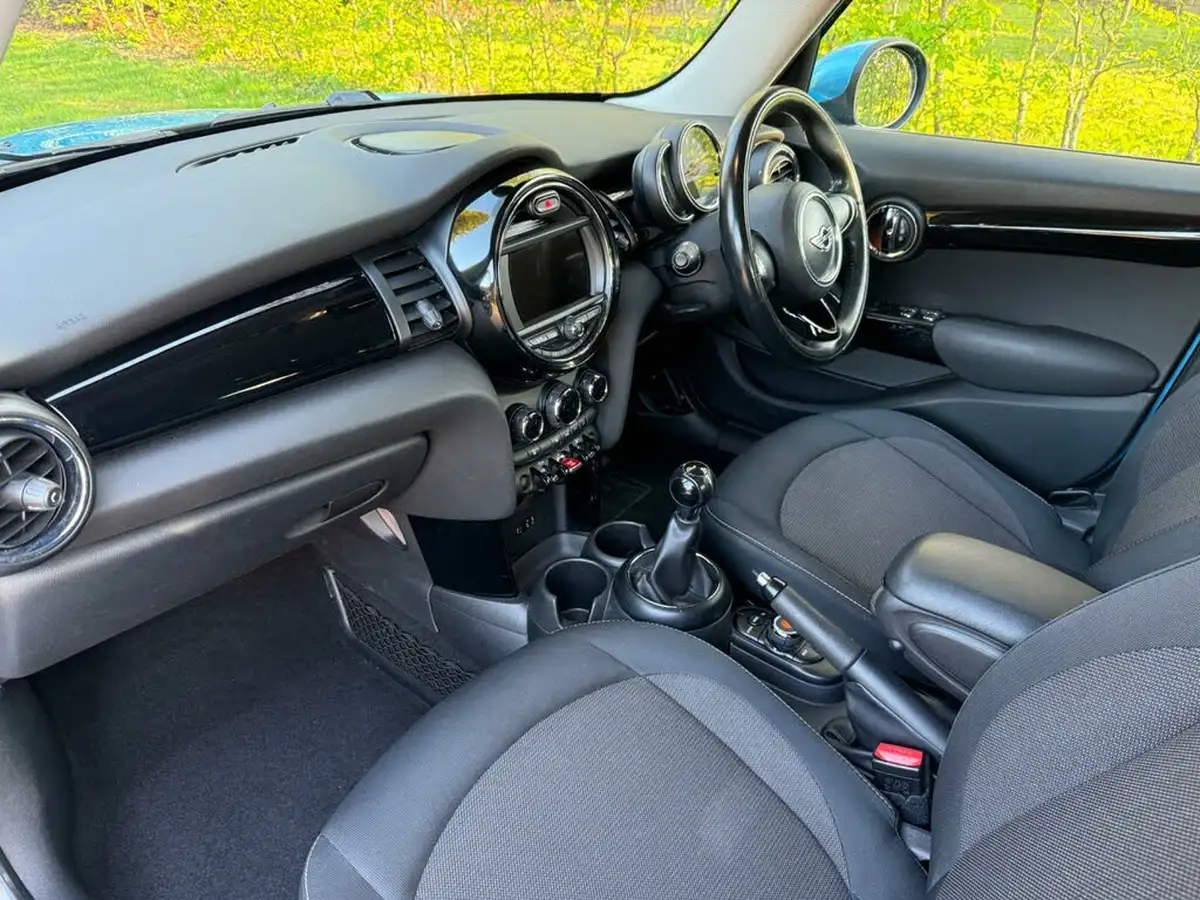 2015-mini-cooper-12-one-ss-5d-big-18