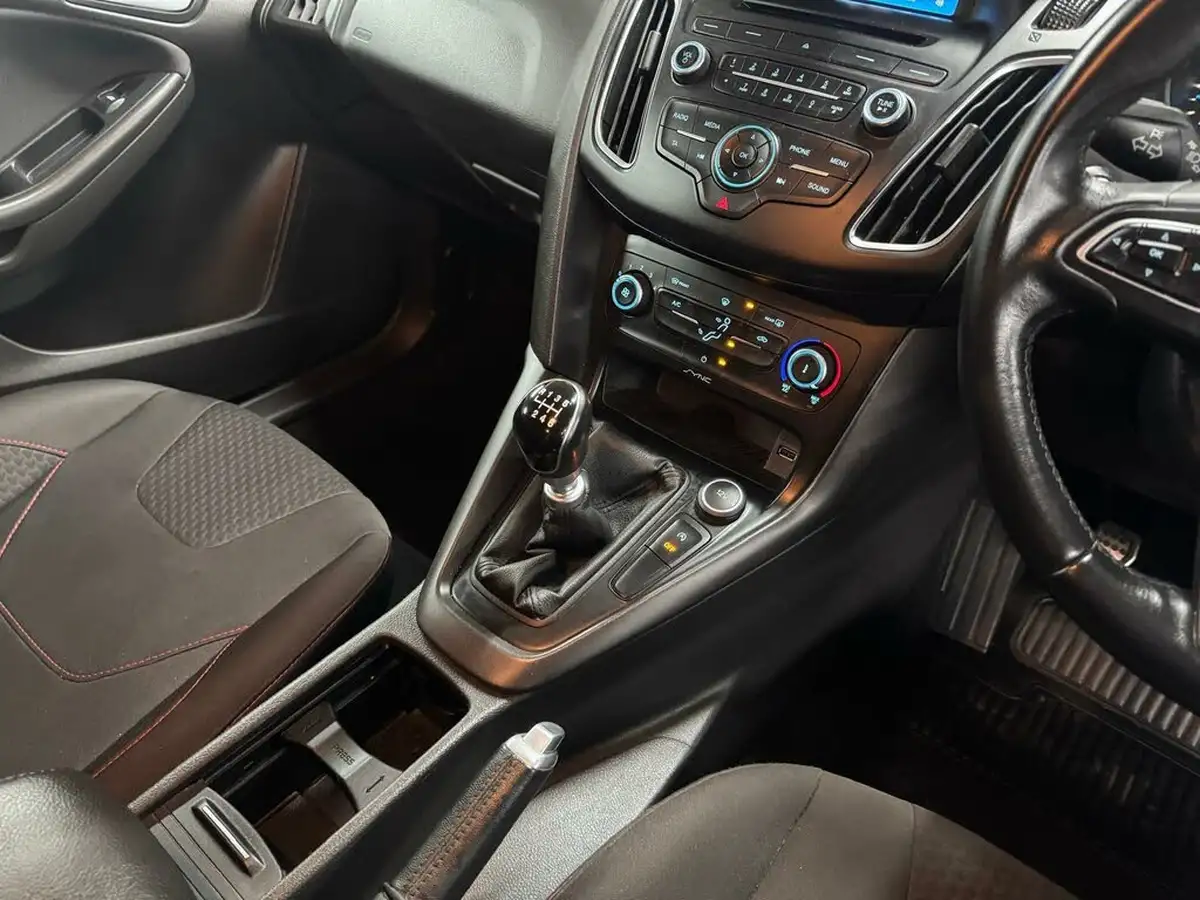 2015-ford-focus-16tdci-zetec-s-hatchback-big-26