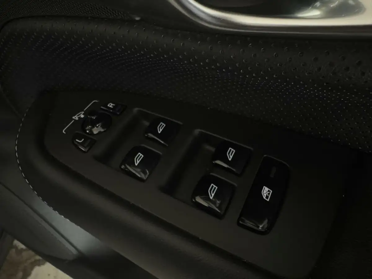 2021-volvo-xc90-20-b5-r-design-big-21