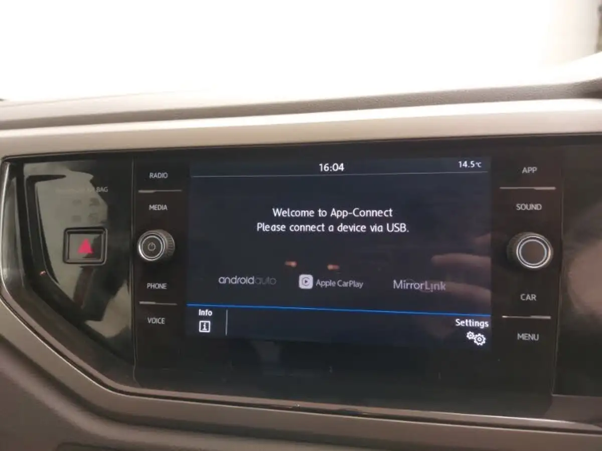 2018-volkswagen-polo-10-se-65ps-big-15