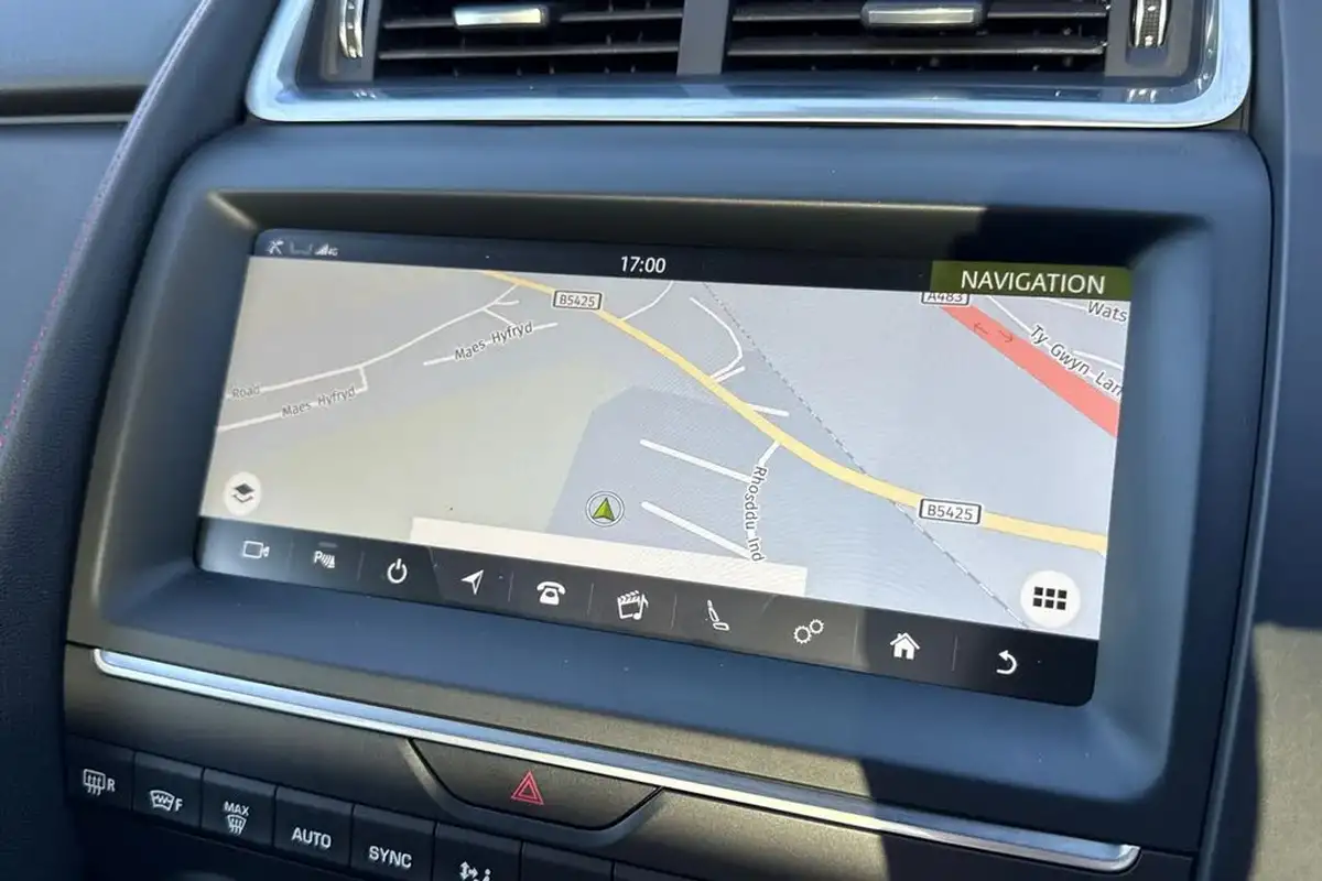 2020-jaguar-e-pace-20-i4d-chequered-flag-150ps-big-16