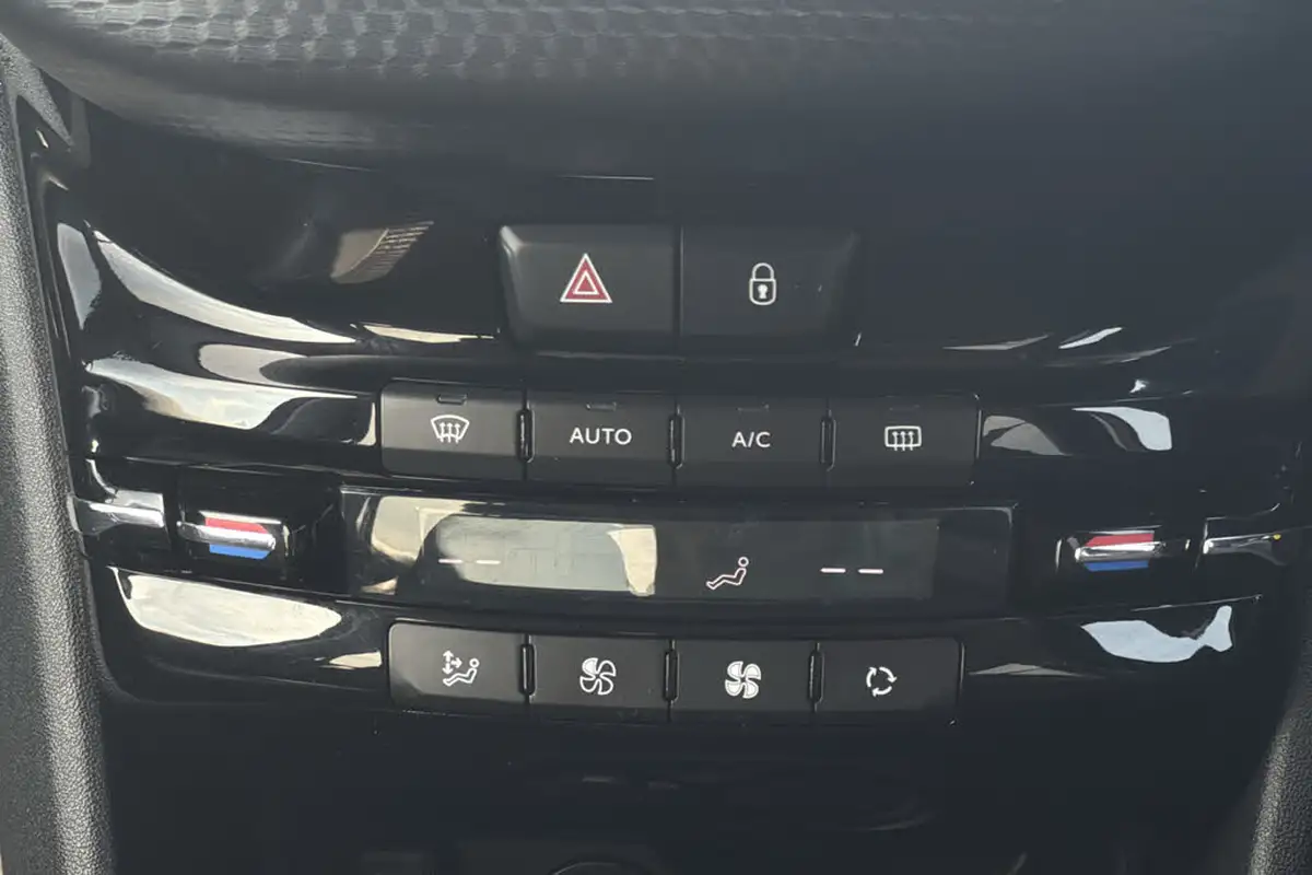 2016-peugeot-208-12-puretech-gt-line-5d-big-14