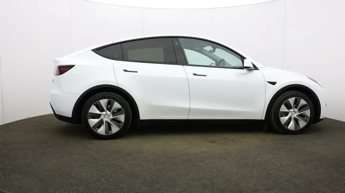2023-tesla-model-y-e-rwd-big-43