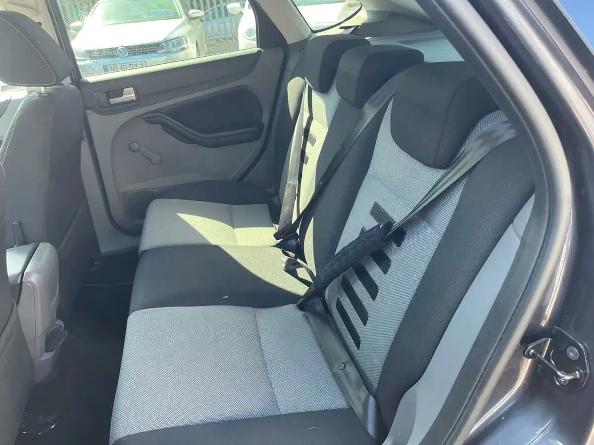 2010-ford-focus-16-zetec-hatchback-5d-big-9