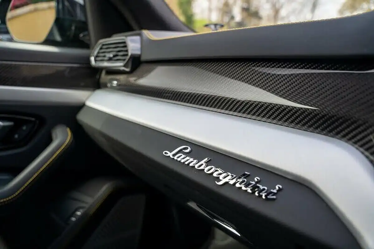2020-lamborghini-urus-40-no-trim-big-44