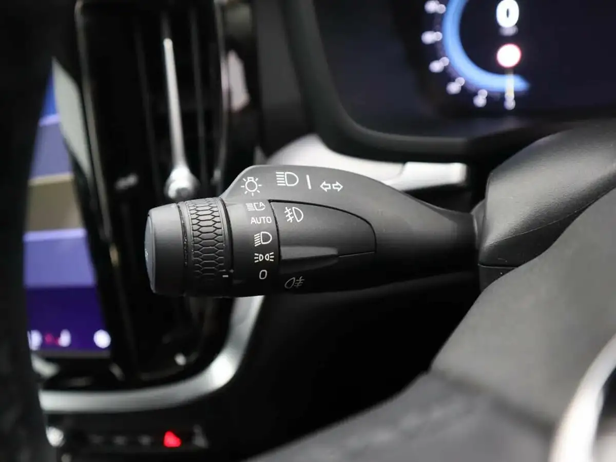 2023-volvo-v60-20-b3-core-big-23