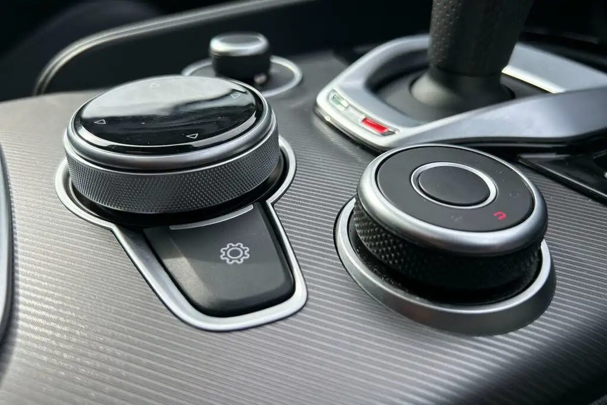 2022-alfa-romeo-giulia-20-veloce-big-20
