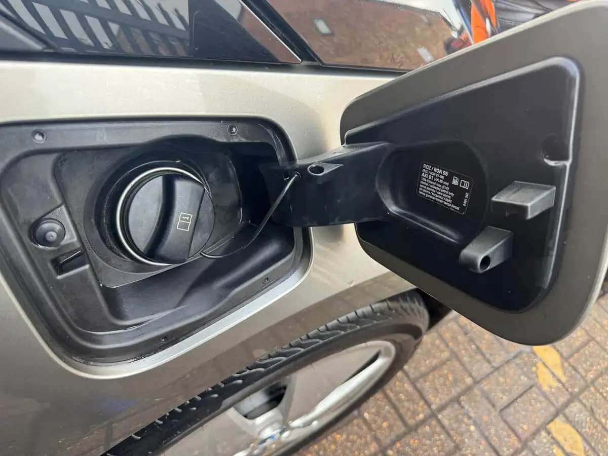 2016-bmw-i3-e-extended-range-big-23