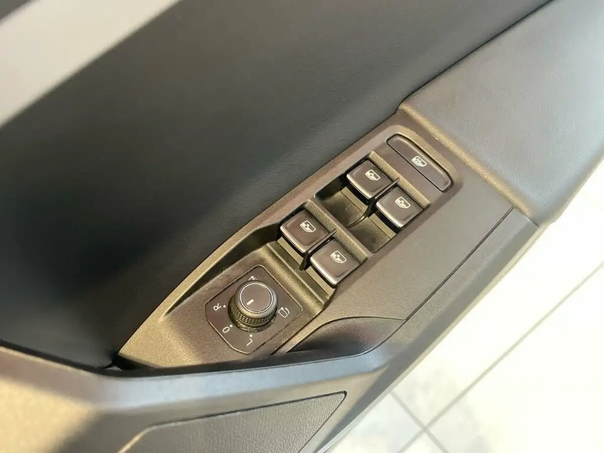 2021-seat-leon-14-e-hybrid-fr-hatchback-big-6