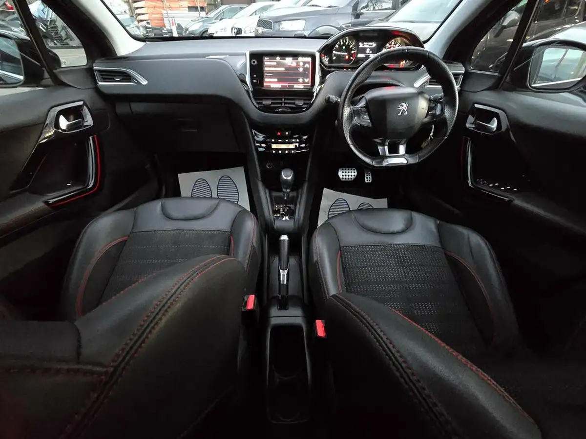 2018-peugeot-208-12-puretech-gt-line-eat6-big-1