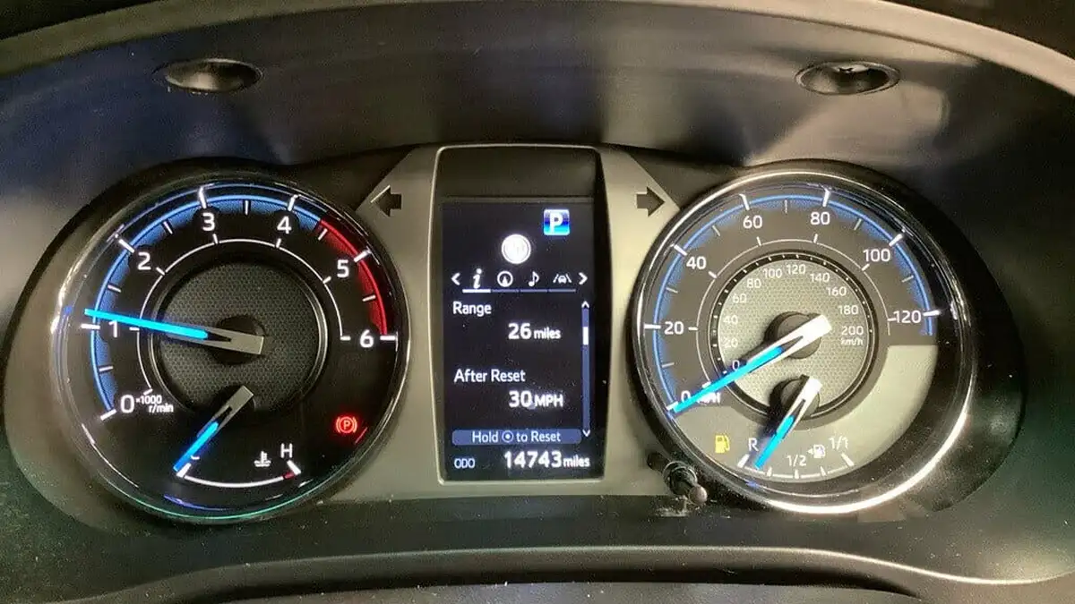 2023-toyota-hi-lux-28d-4d-invincible-x-2754cc-auto-big-7
