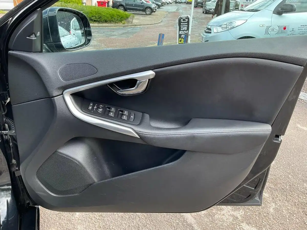 2014-volvo-v40-16td-d2-se-lux-big-20