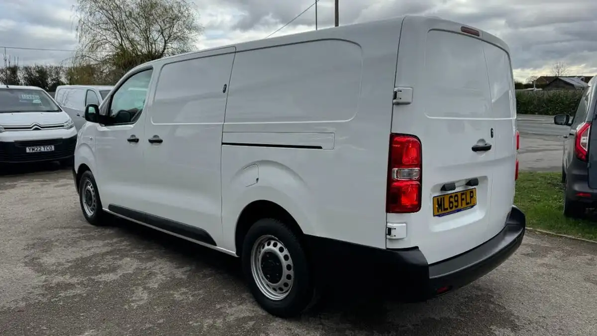 2019-vauxhall-vivaro-15td-2900-l2h1-dynamic-big-19