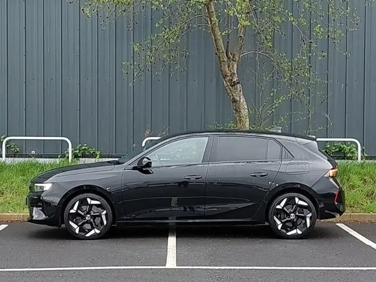 2023-vauxhall-astra-16-gse-225ps-hatchback-big-3