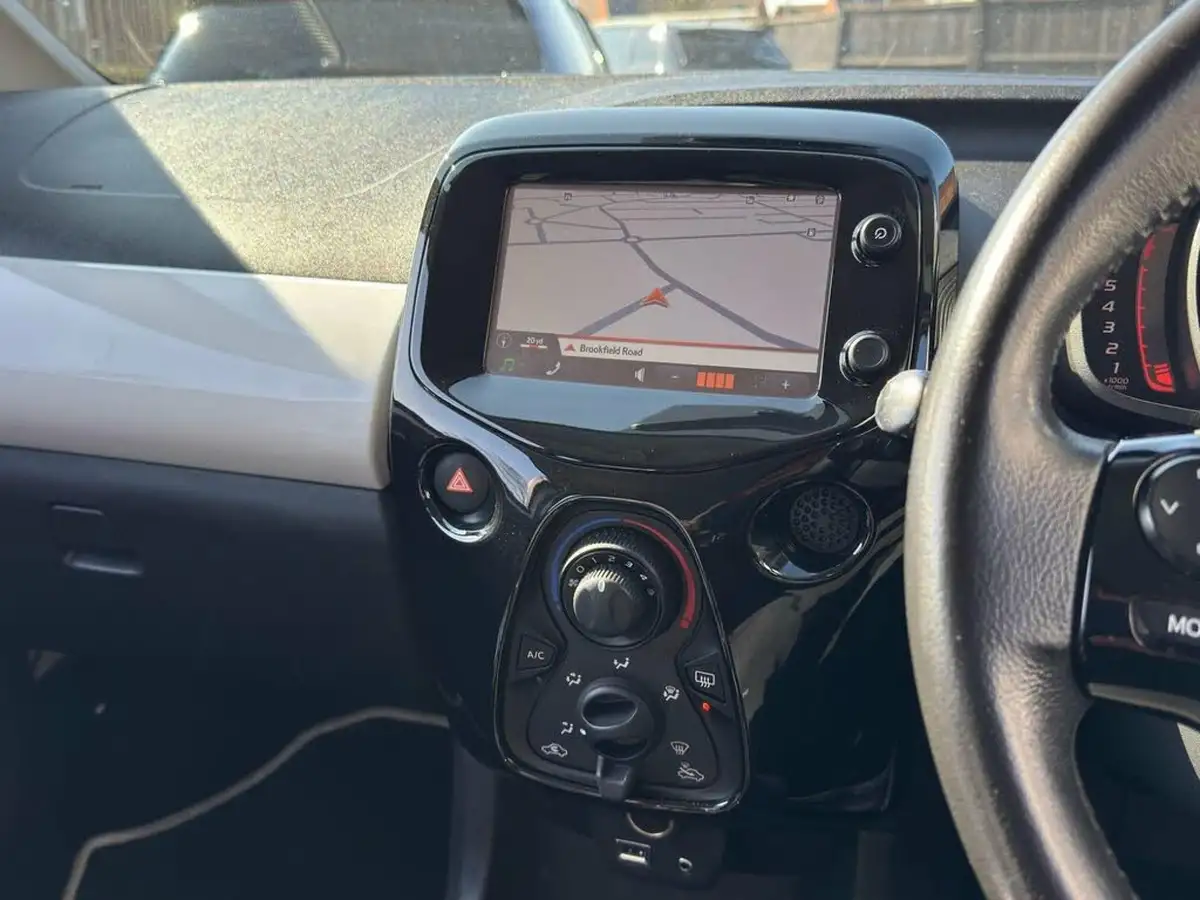 2015-toyota-aygo-10-vvt-i-x-pression-5d-big-2