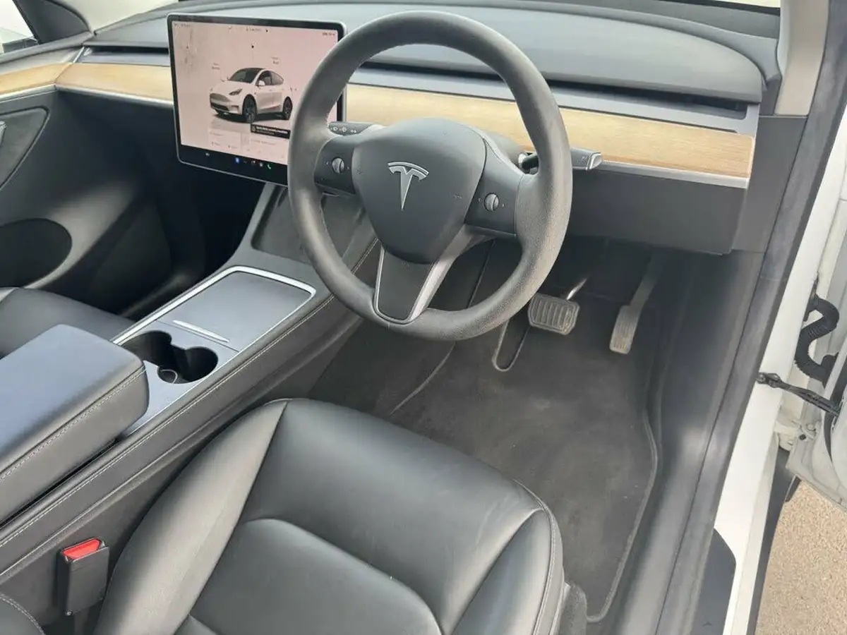 2022-tesla-model-y-e-long-range-big-9