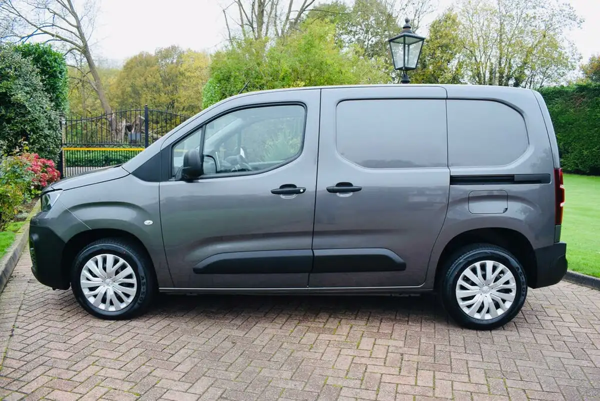 2021-peugeot-partner-15-bluehdi-1000-professional-premium-130pseu6dt-e-ss-eat8-big-1