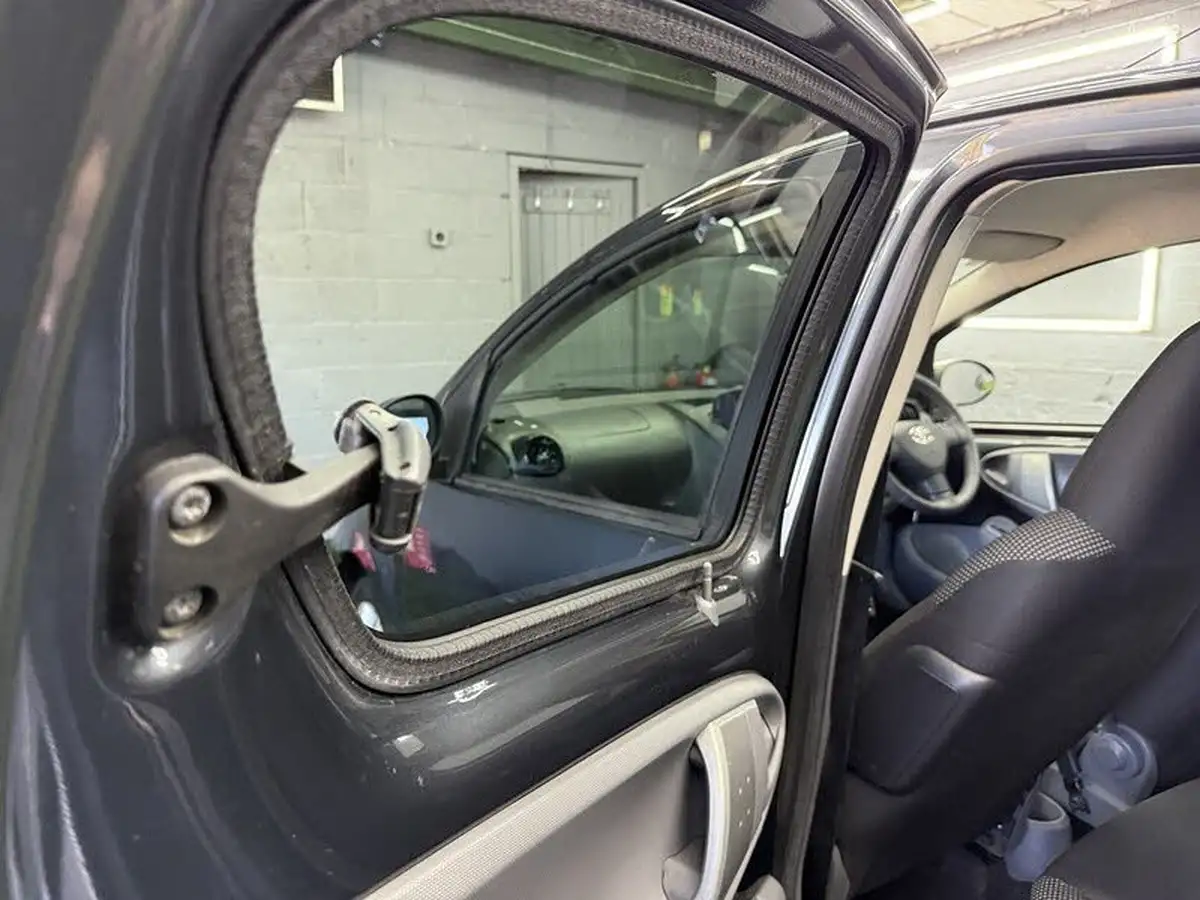 2011-toyota-aygo-10-aygo-go-vvt-i-5d-big-32