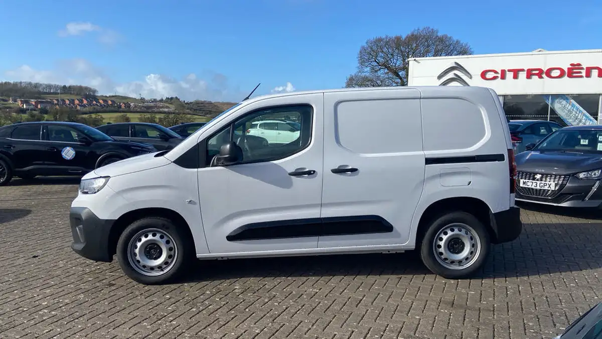2024-citroen-berlingo-15-bluehdi-m-enterprise-100pseu6e-big-5