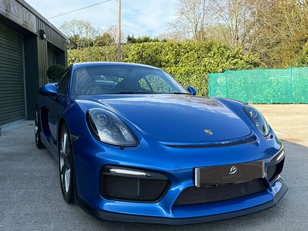 2016-porsche-cayman-38-gt4-big-23