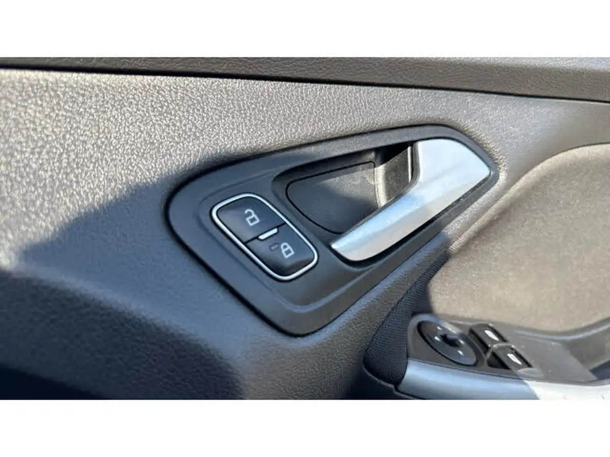 2016-ford-focus-10t-zetec-125ps-hatchback-auto-big-27