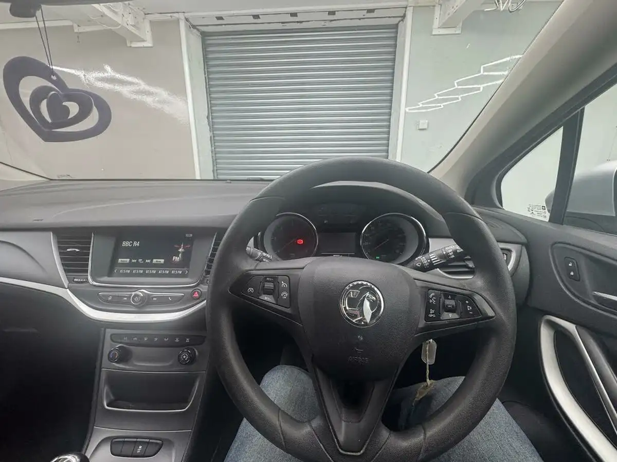 2017-vauxhall-astra-16cdti-design-110ps-hatchback-big-28