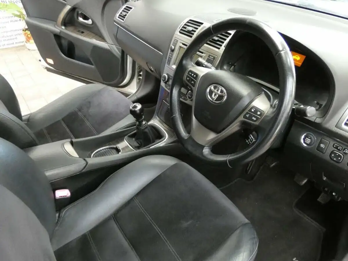 2012-toyota-avensis-20td-t4-saloon-4d-big-31