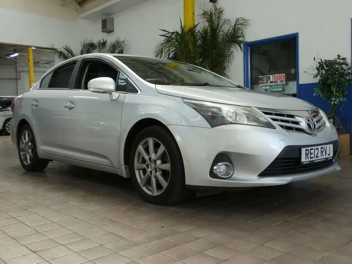 2012-toyota-avensis-20td-t4-saloon-4d-big-7