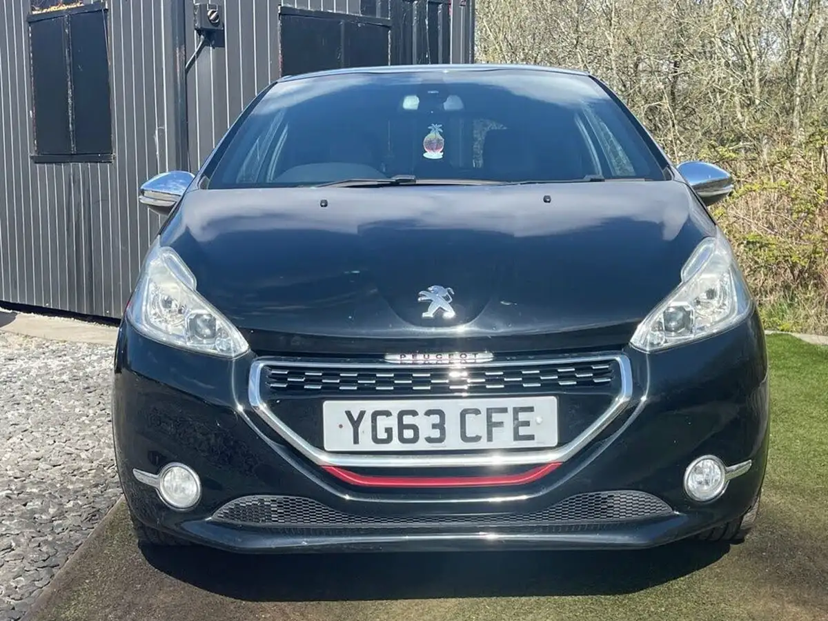 2013-peugeot-208-16-gti-big-1