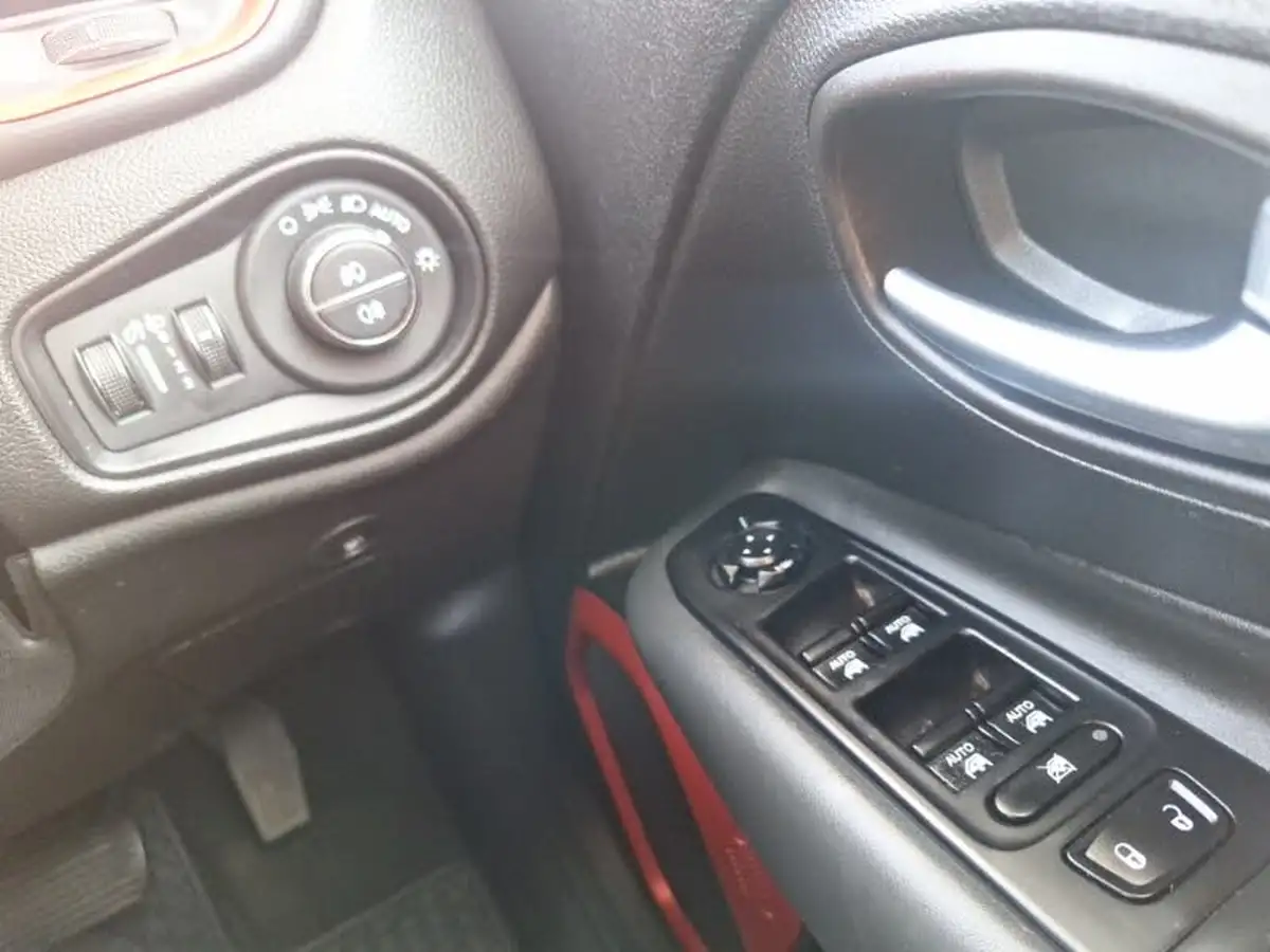 2023-jeep-renegade-13-gse-trailhawk-big-17