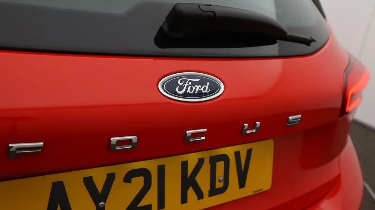 2021-ford-focus-15-titanium-edition-hatchback-big-21