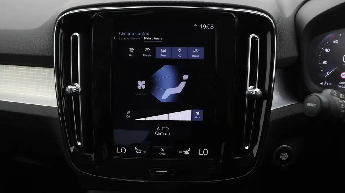 2018-volvo-xc40-20td-d3-momentum-pro-geartronic-big-11