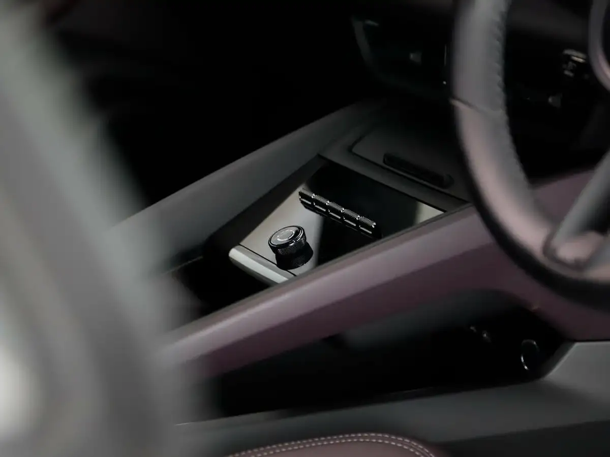 2025-porsche-macan-e-4-electric-big-31