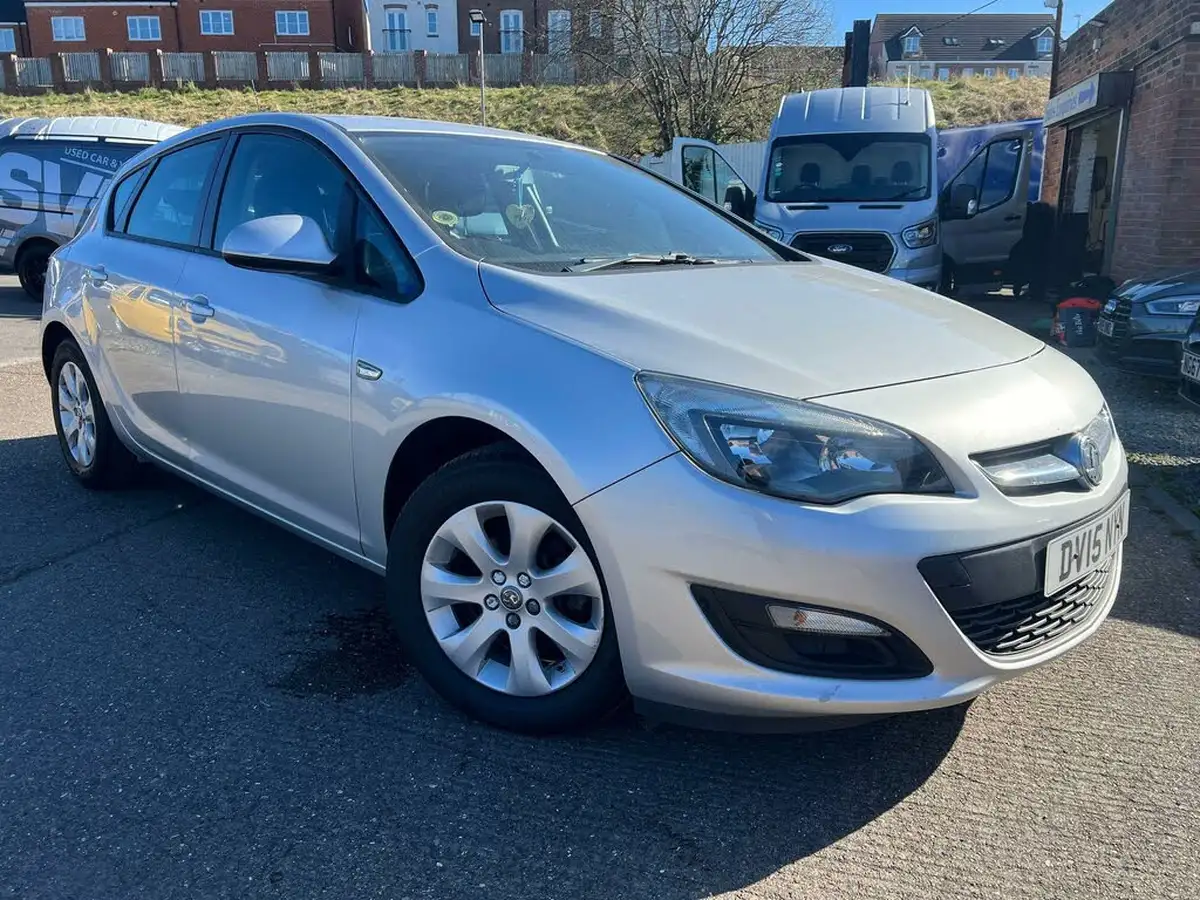 2015-vauxhall-astra-14-design-vvt-16v-100ps-hatchback-big-1