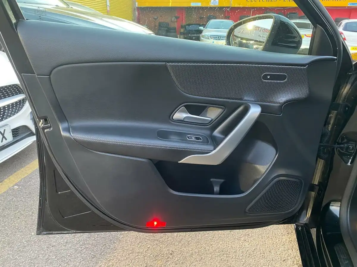 2018-mercedes-benz-a-class-13-a180-sport-executivess-7g-dct-big-34