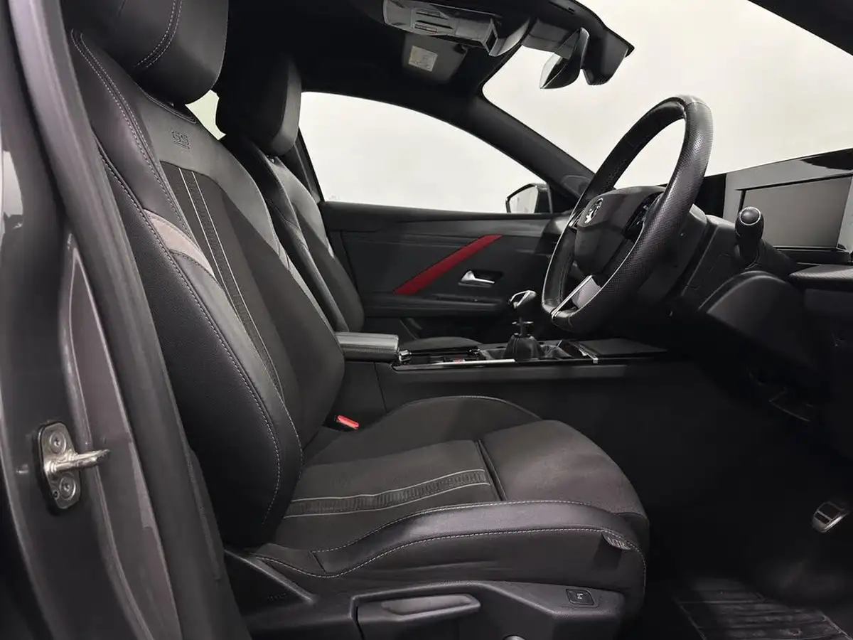 2022-vauxhall-astra-12-turbo-gs-line-hatchback-big-30