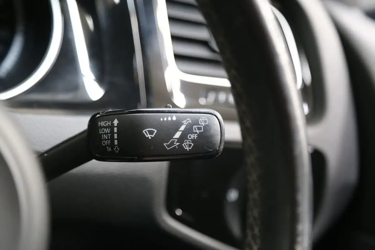 2015-volkswagen-golf-20-tsi-r-hatchback-5d-big-33